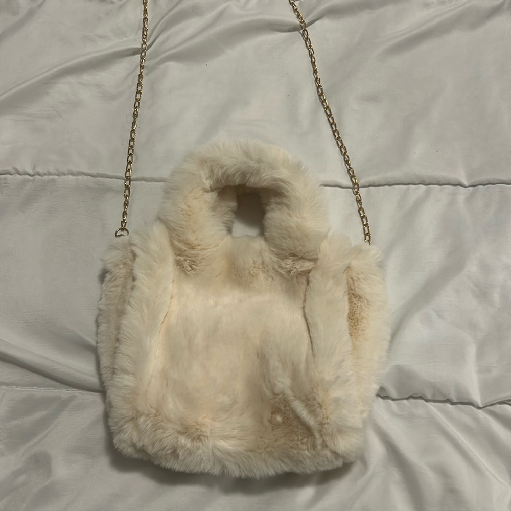 Fuzzy off white purse with gold chain!